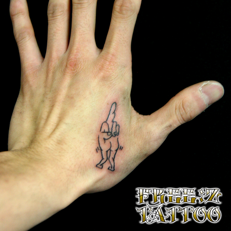 手の甲にファックマンのタトゥー 千葉幕張 千葉タトゥーは千葉市花見川区幕張本郷のfree Z Tattoo フリーズタトゥー
