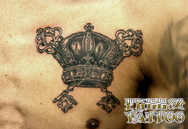 王冠と鍵をブラック＆グレイで　タトゥー