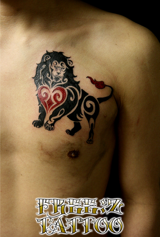 胸に赤、黒二色でのライオンのトライバル　カラー　タトゥー