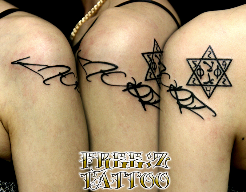 肩に個性的な文字のgirlstattoo 千葉タトゥーは千葉市花見川区幕張本郷のfree Z Tattoo フリーズタトゥー