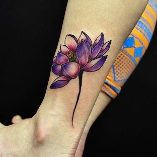 女性の足に蓮の花の刺青irezumi 千葉幕張タトゥーtattoo 千葉彫師 千葉タトゥーは千葉市花見川区幕張本郷のfree Z Tattoo フリーズタトゥー