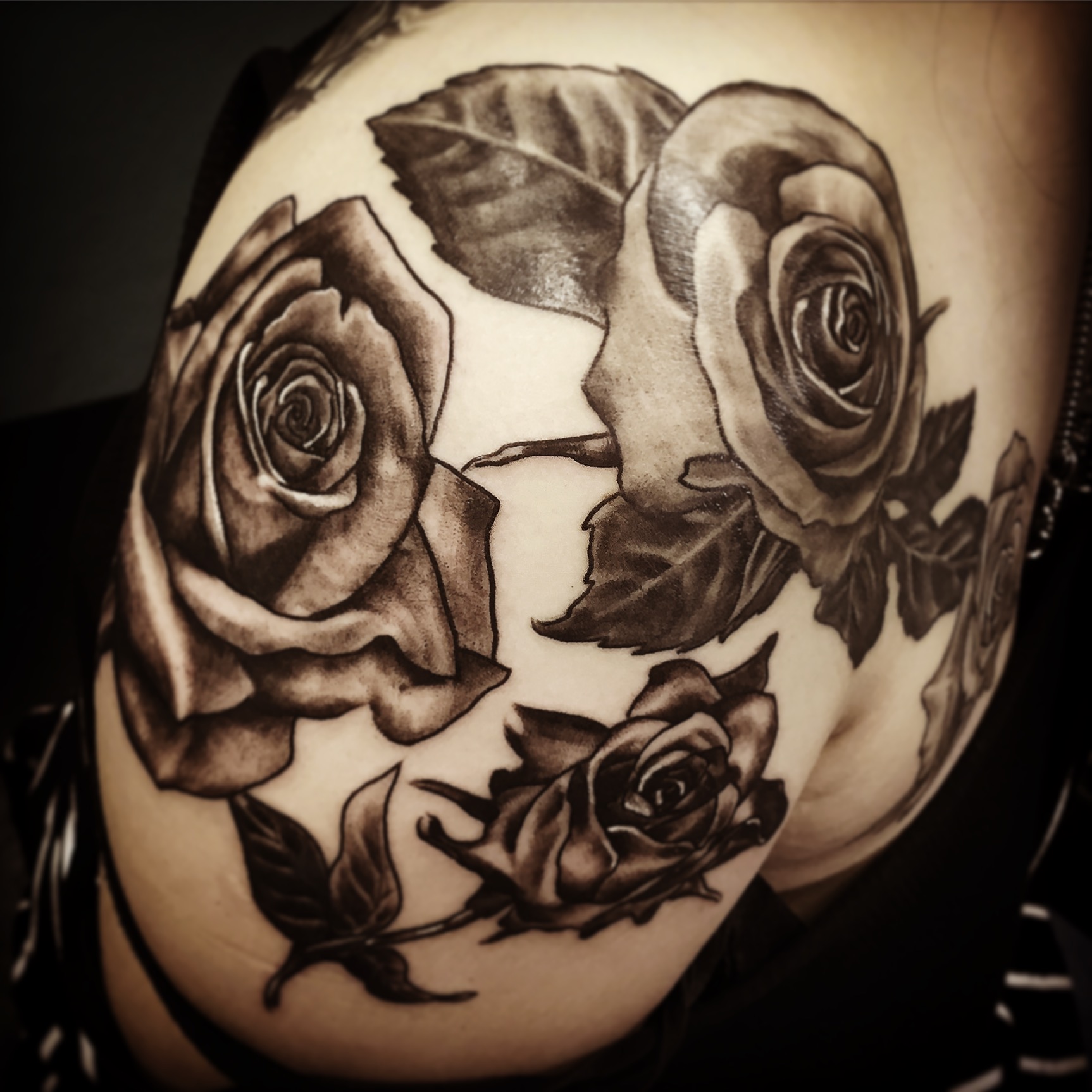 女性の肩に薔薇のタトゥーtattoo 千葉幕張刺青irezumi 千葉彫師 千葉タトゥーは千葉市花見川区幕張本郷のfree Z Tattoo フリーズタトゥー