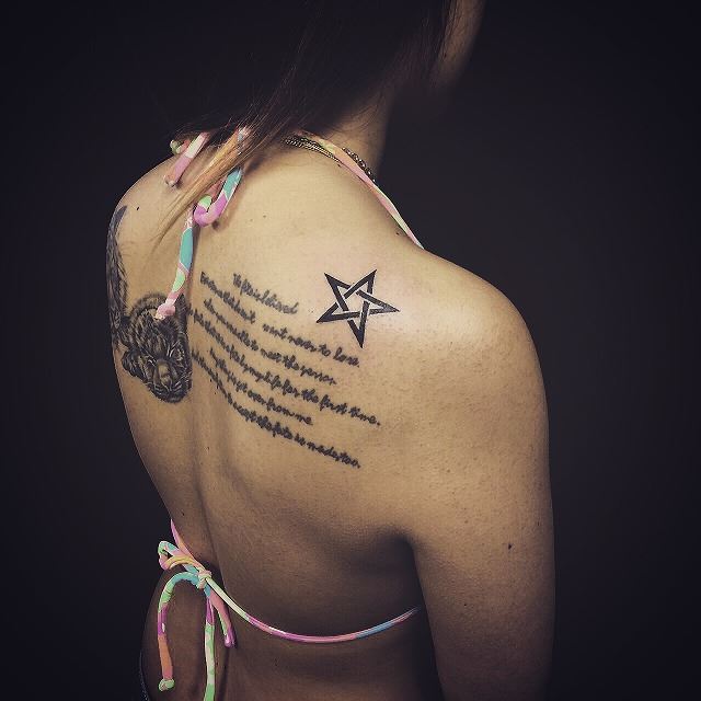 背中の肩甲骨に英文のタトゥー 千葉幕張 千葉タトゥーは千葉市花見川区幕張本郷のfree Z Tattoo フリーズタトゥー