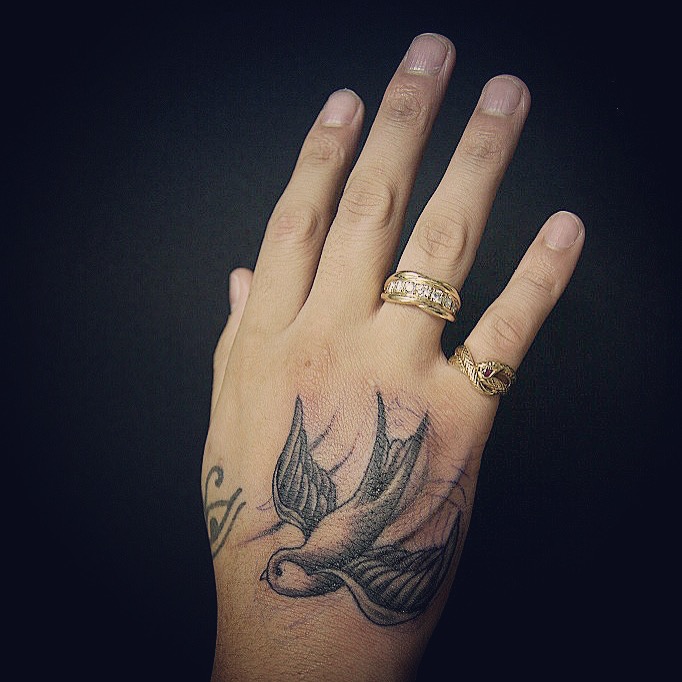 手の甲にツバメのタトゥー 千葉幕張 千葉タトゥーは千葉市花見川区幕張本郷のfree Z Tattoo フリーズタトゥー