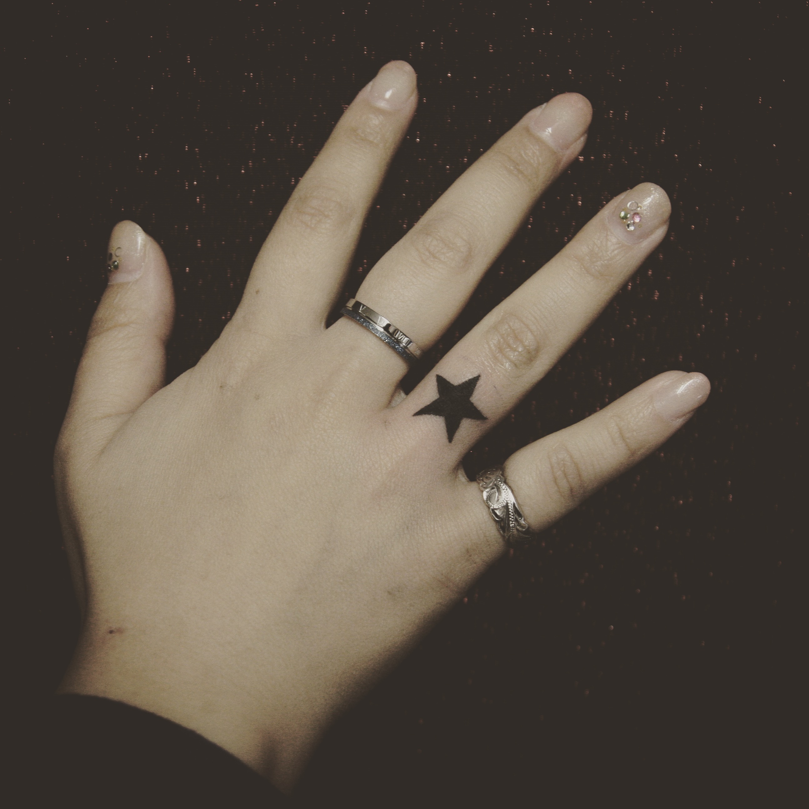 薬指に星のワンポイントタトゥー 千葉幕張 千葉タトゥーは千葉市花見川区幕張本郷のfree Z Tattoo フリーズタトゥー