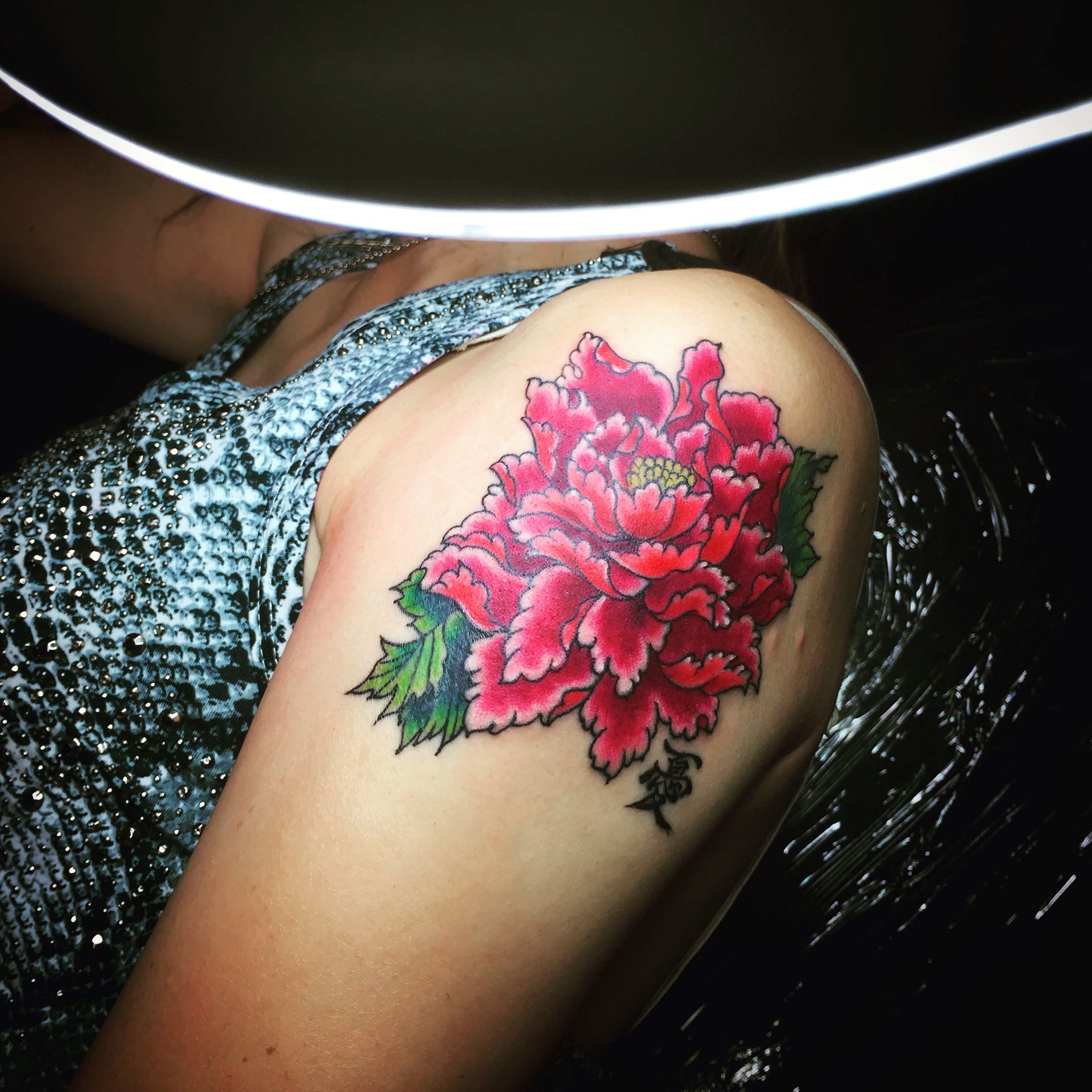 女性の腕に牡丹の花のタトゥーtattoo 千葉幕張刺青irezumi 千葉女性彫師 千葉タトゥーは千葉市花見川区幕張本郷のfree Z Tattoo フリーズタトゥー