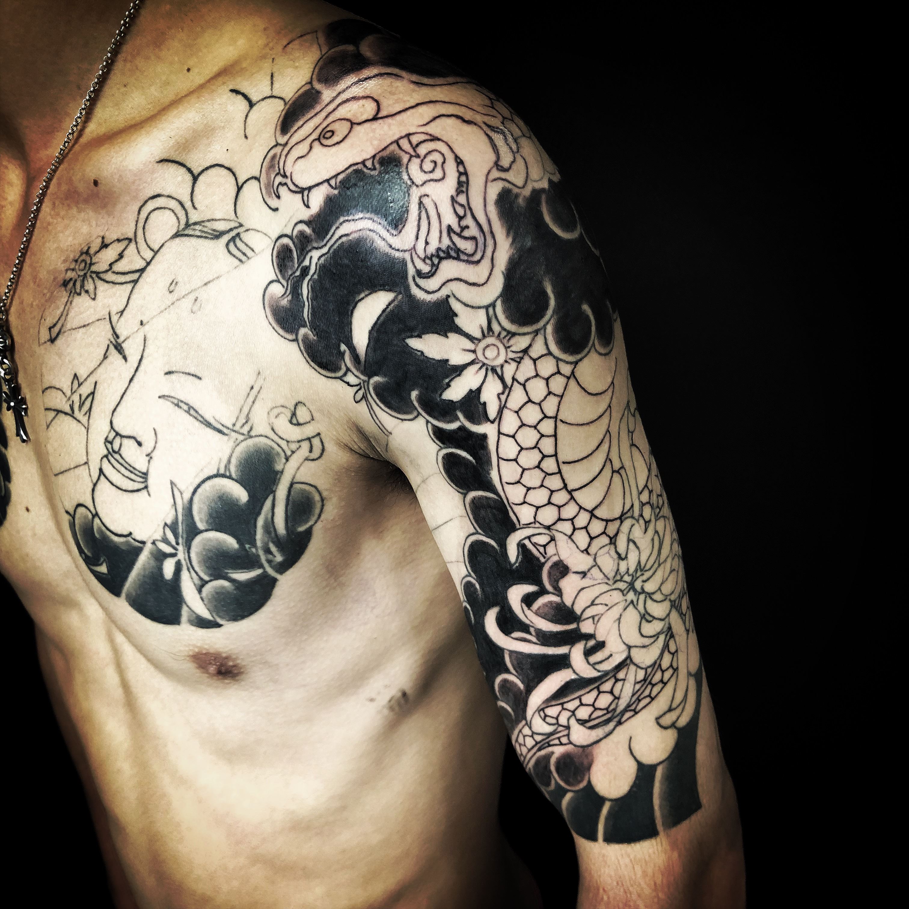 蛇と小面に紅葉散らしの刺青irezumi 千葉幕張タトゥーtattoo 千葉彫師 千葉タトゥーは千葉市花見川区幕張本郷のfree Z Tattoo フリーズタトゥー