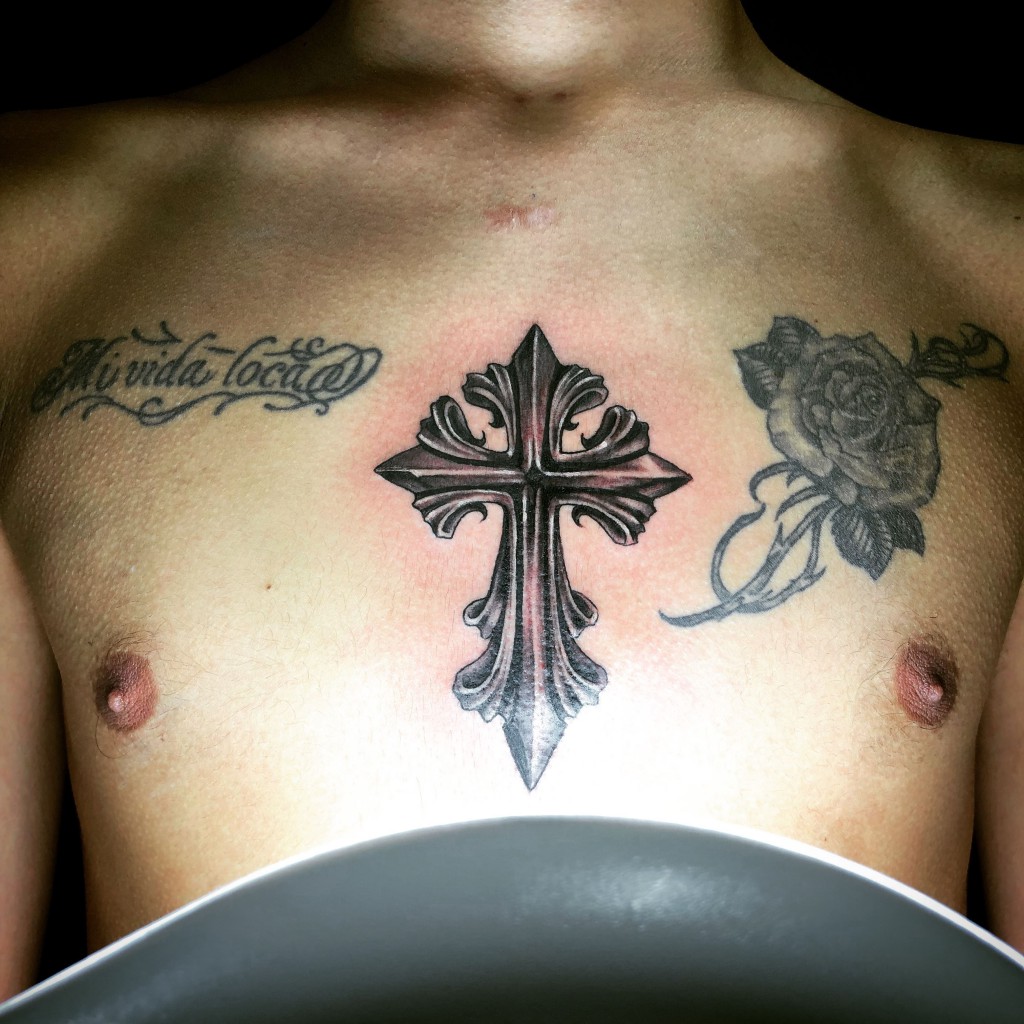 基督教十字架可以刺在胸前做刺青吗？十字架上可以有耶稣或其他图案吗？（不是天主教）-