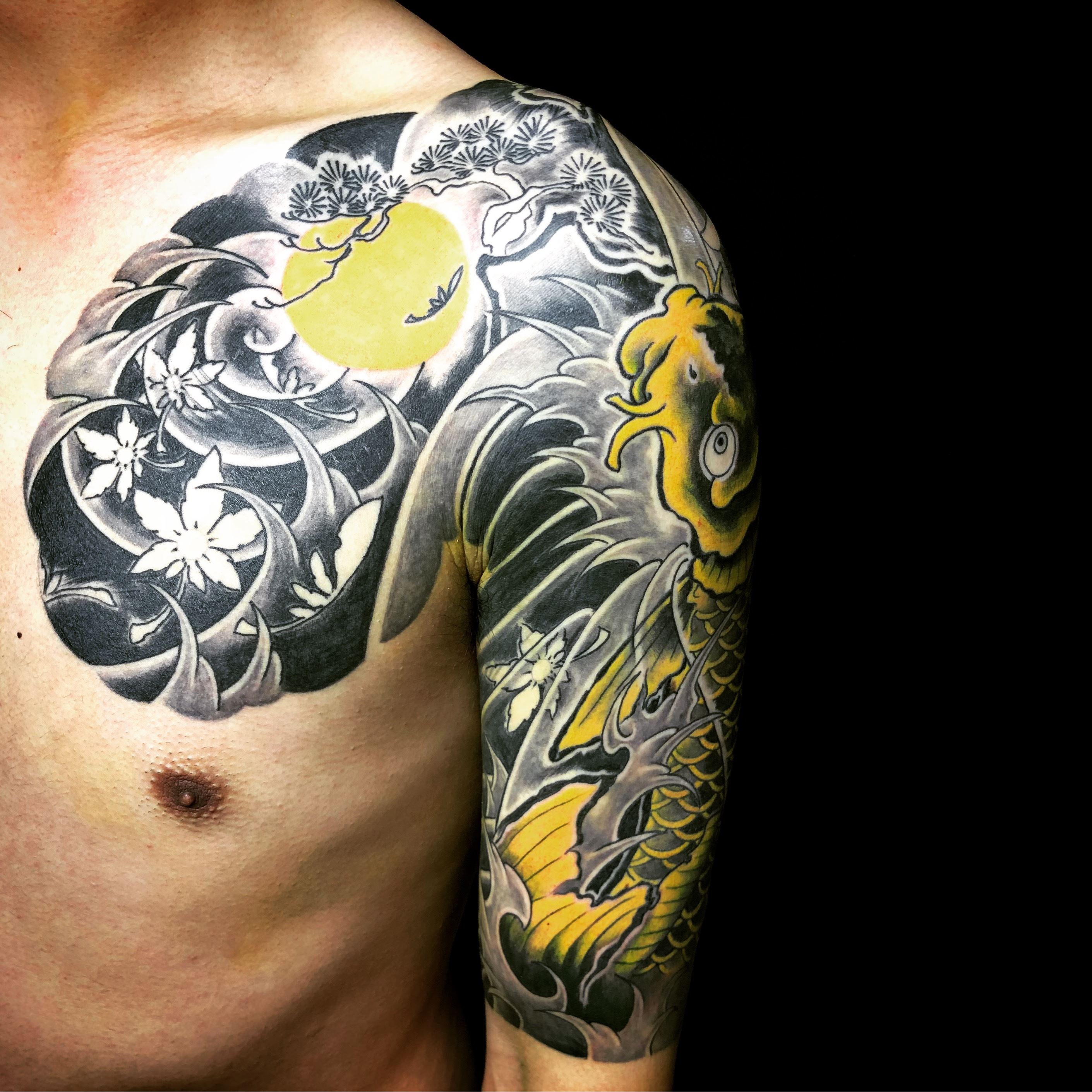 満月に紅葉散らし、昇り鯉の刺青irezumi【千葉幕張タトゥーtattoo】千葉県彫師 千葉タトゥーは千葉市花見川区幕張本郷のFREEZ