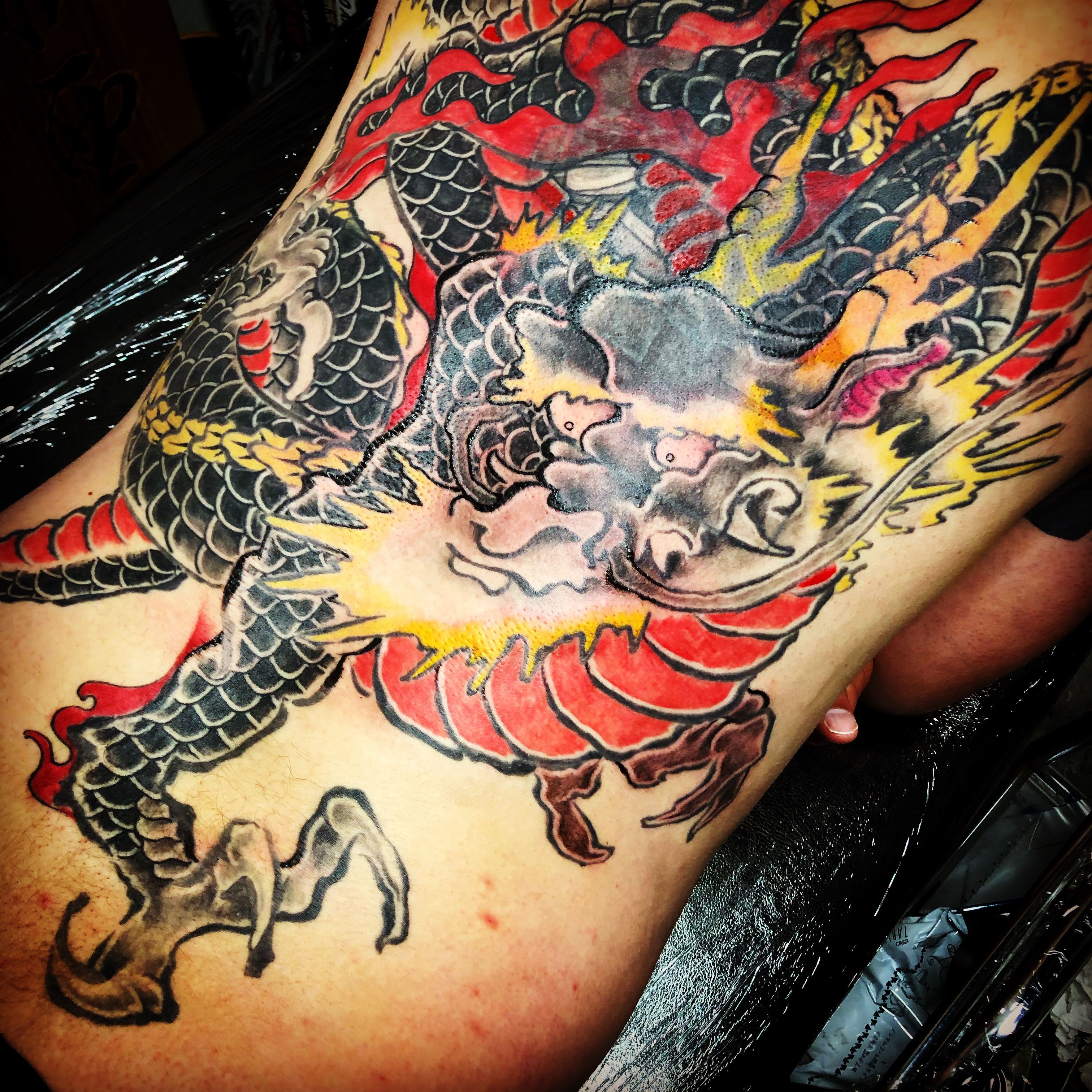 背中に龍でカバーアップした刺青irezumi 千葉幕張タトゥーtattoo 千葉彫師 千葉タトゥーは千葉市花見川区幕張本郷のfree Z Tattoo フリーズタトゥー