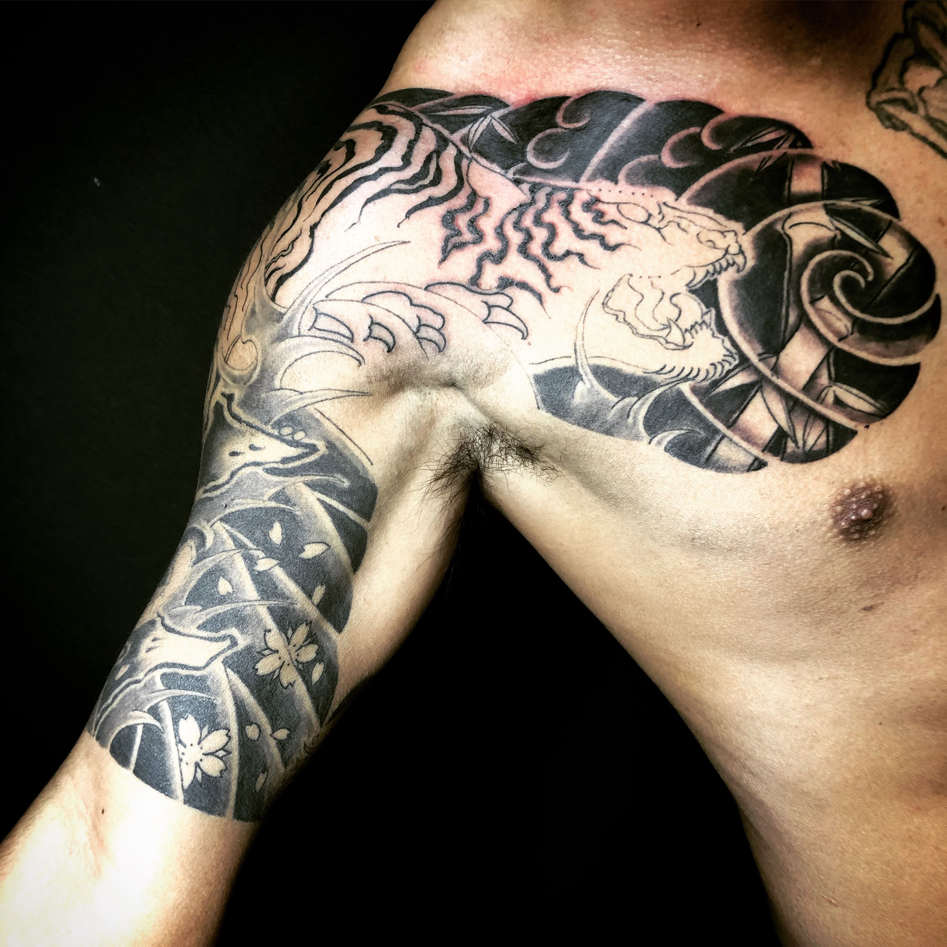 虎の刺青irezumi関東彫り胸ひかえ腕五分【千葉幕張タトゥーtattoo】千葉県彫師 千葉タトゥーは千葉市花見川区幕張本郷のFREEZ