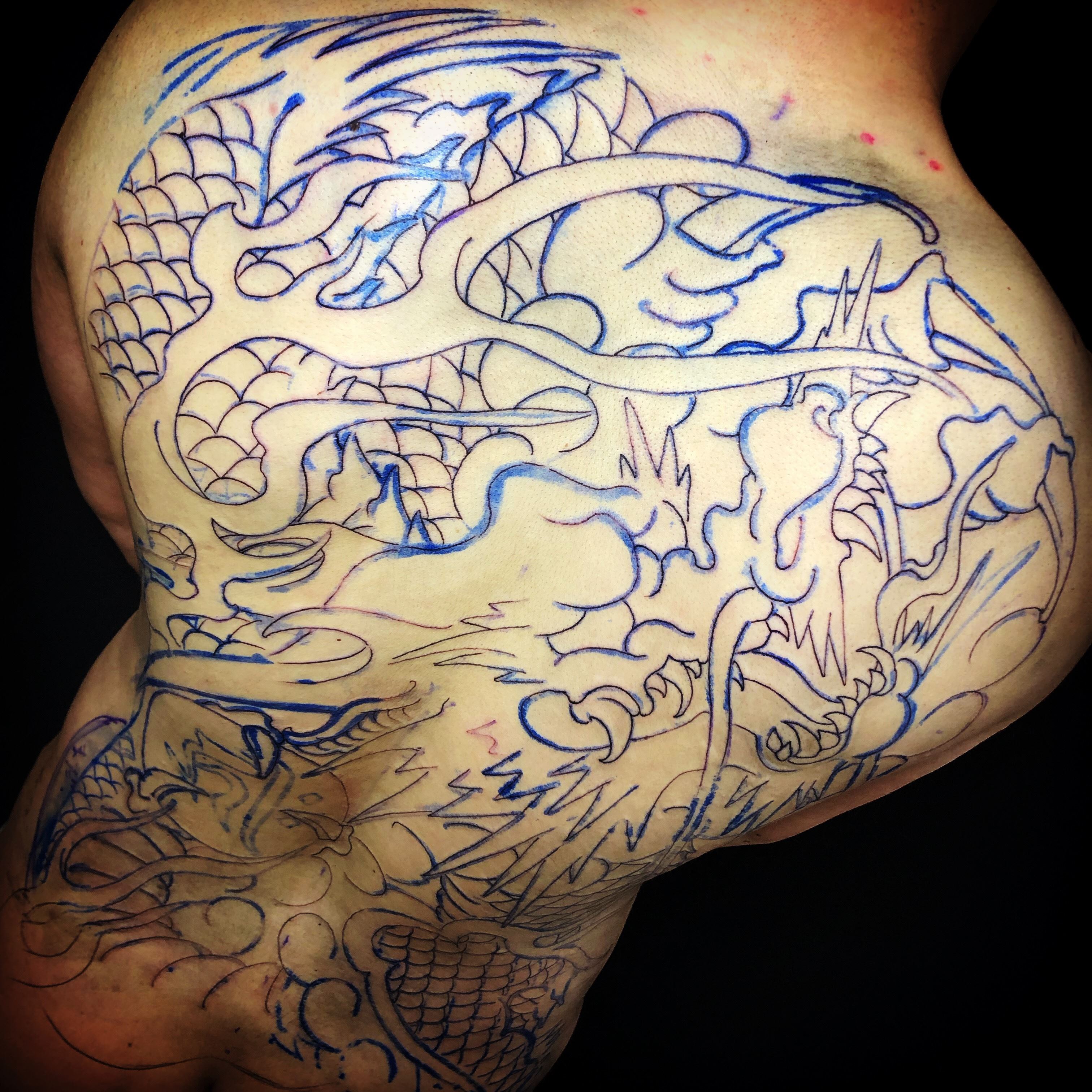 背中へ昇り龍の刺青irezumi始め【千葉幕張タトゥーtattoo】千葉県彫師 千葉タトゥーは千葉市花見川区幕張本郷のFREEZ