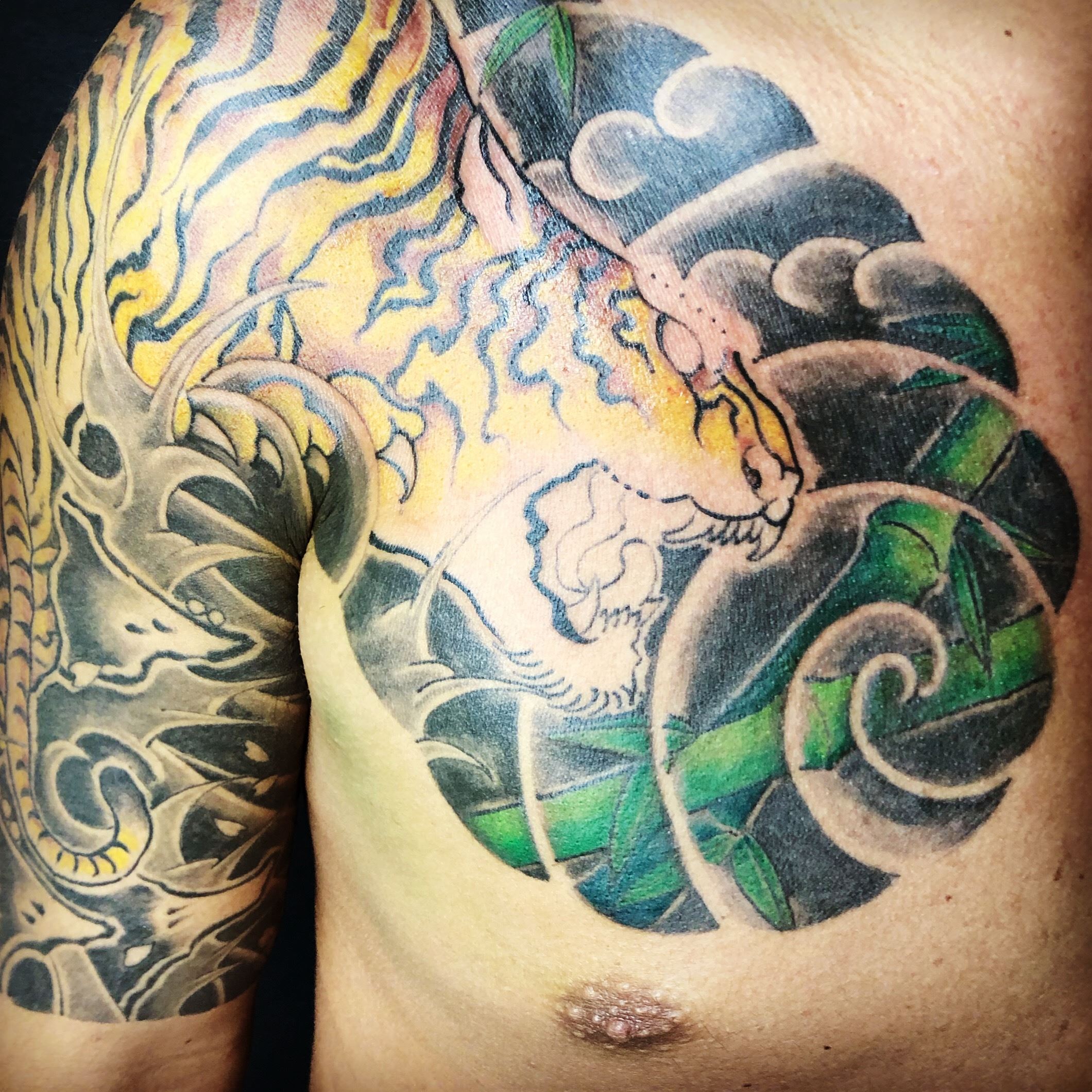 虎の刺青irezumi関東彫り胸ひかえ腕五分【千葉幕張タトゥーtattoo】千葉県彫師 千葉タトゥーは千葉市花見川区幕張本郷のFREEZ