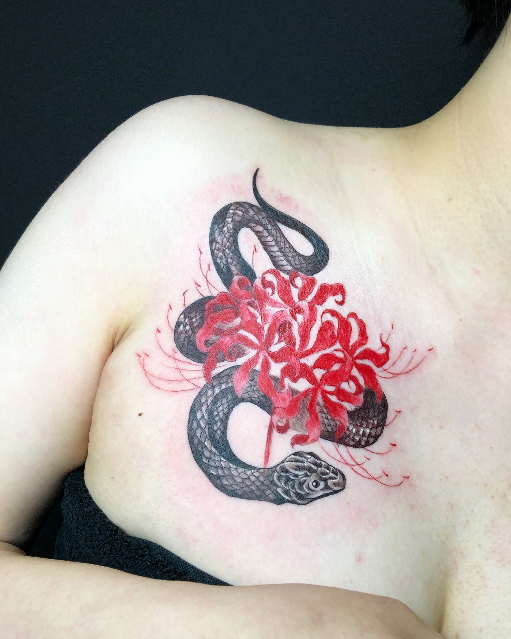 胸に蛇と彼岸花のタトゥーtattoo【千葉幕張刺青irezumi】千葉女性彫師 千葉タトゥーは千葉市花見川区幕張本郷のFREEZ