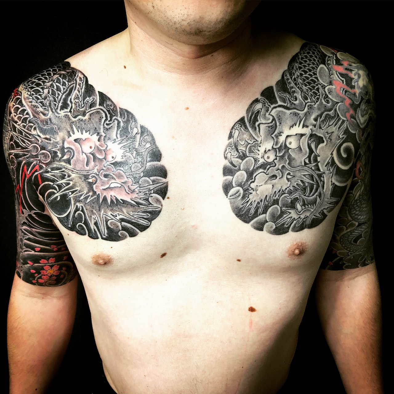 関東彫り胸ひかえ腕五分で向い龍の刺青irezumi 千葉幕張タトゥーtattoo 千葉彫亜星 千葉タトゥーは千葉市花見川区幕張本郷のfree Z Tattoo フリーズタトゥー