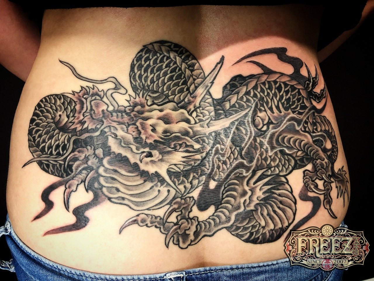 腰にカラス彫りで龍の刺青irezumi 千葉幕張タトゥーtattoo 千葉女性彫師sao 千葉タトゥーは千葉市花見川区幕張本郷のfree Z Tattoo フリーズタトゥー