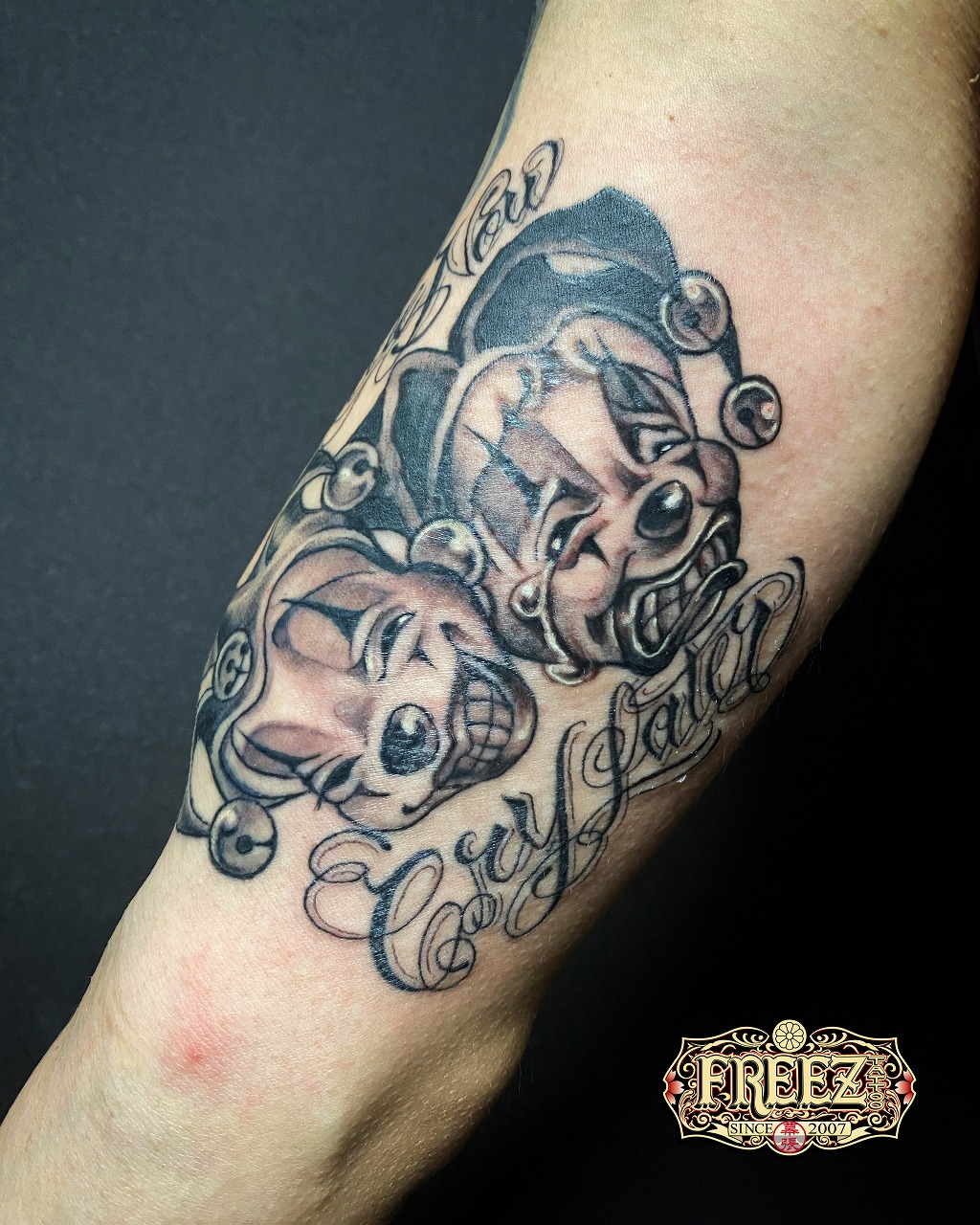 二の腕にピエロのツーフェイスタトゥーtattoo 千葉幕張刺青irezumi 千葉女性彫師sao 千葉タトゥーは千葉市花見川区幕張本郷のfree Z Tattoo フリーズタトゥー