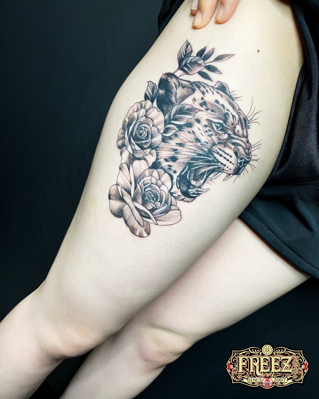 太ももに豹と薔薇のタトゥーtattoo 千葉幕張刺青irezumi 千葉女性彫師sao 千葉タトゥーは千葉市花見川区幕張本郷のfree Z Tattoo フリーズタトゥー