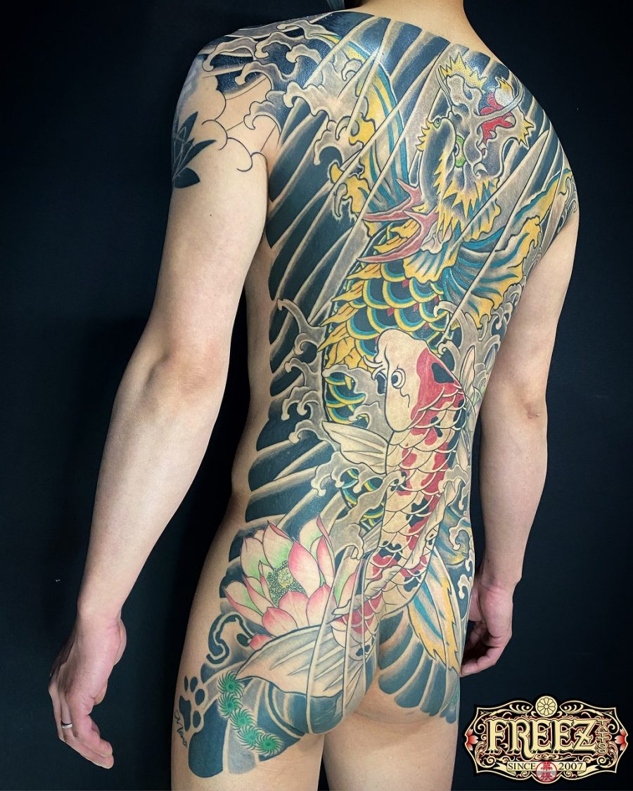 背中一面に夫婦鯉の刺青irezumi【千葉幕張タトゥーtattoo】千葉彫亜星 千葉タトゥーは千葉市花見川区幕張本郷のFREEZ