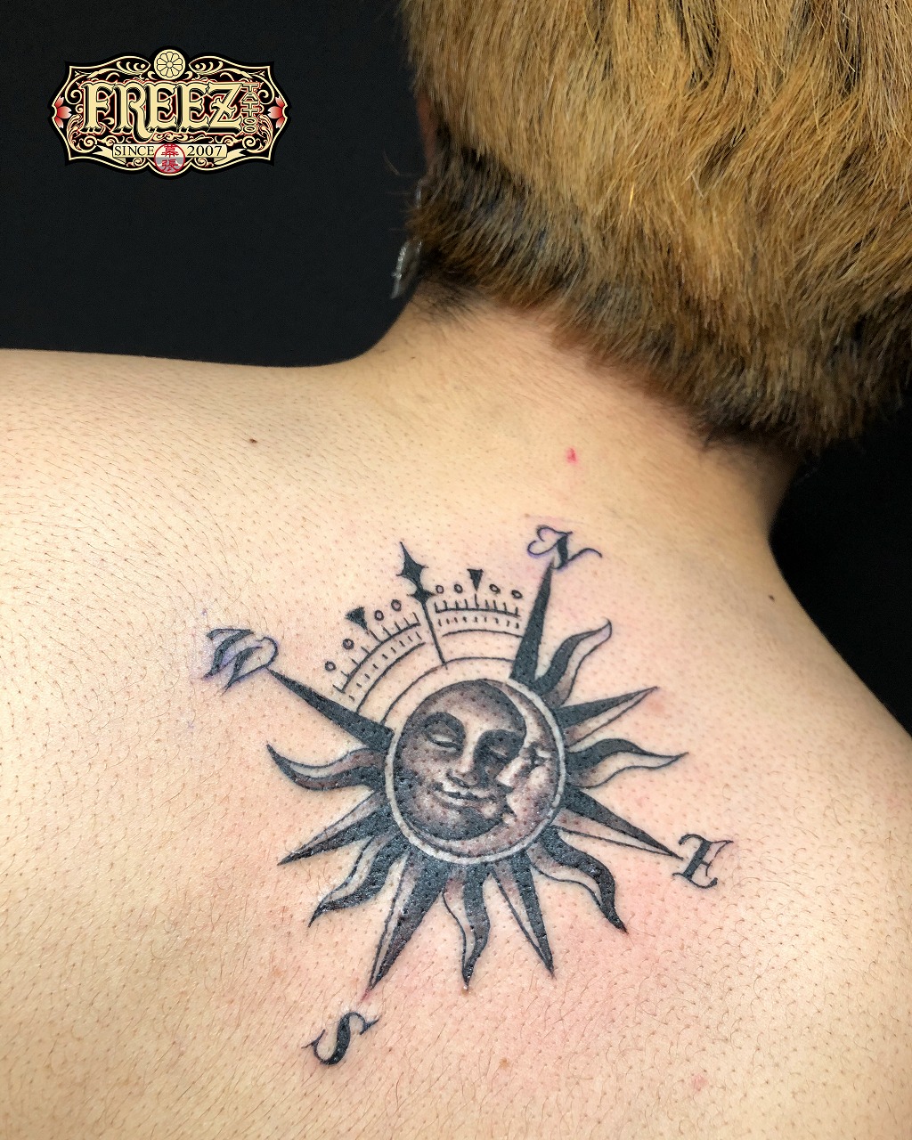背中に月と太陽のコンパスタトゥーtattoo 千葉幕張刺青irezumi 千葉女性彫師sao 千葉タトゥーは千葉市花見川区幕張本郷のfree Z Tattoo フリーズタトゥー