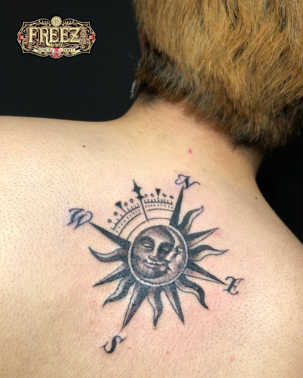 背中に月と太陽のコンパスタトゥーtattoo 千葉幕張刺青irezumi 千葉女性彫師sao 千葉タトゥーは千葉市花見川区幕張本郷のfree Z Tattoo フリーズタトゥー 背中に月と太陽のコンパスタトゥーtattoo 千葉幕張刺青irezumi 千葉女性彫師sao 千葉タトゥーは千葉市花見川区幕張本郷のfree Z Tattoo フリーズタトゥー