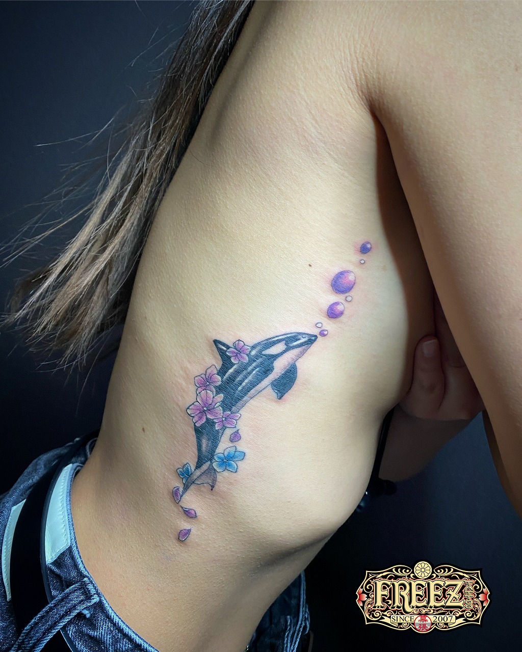 女子の脇腹にシャチのタトゥーtattoo 千葉幕張刺青irezumi 千葉女性彫師sao 千葉タトゥーは千葉市花見川区幕張本郷のfree Z Tattoo フリーズタトゥー