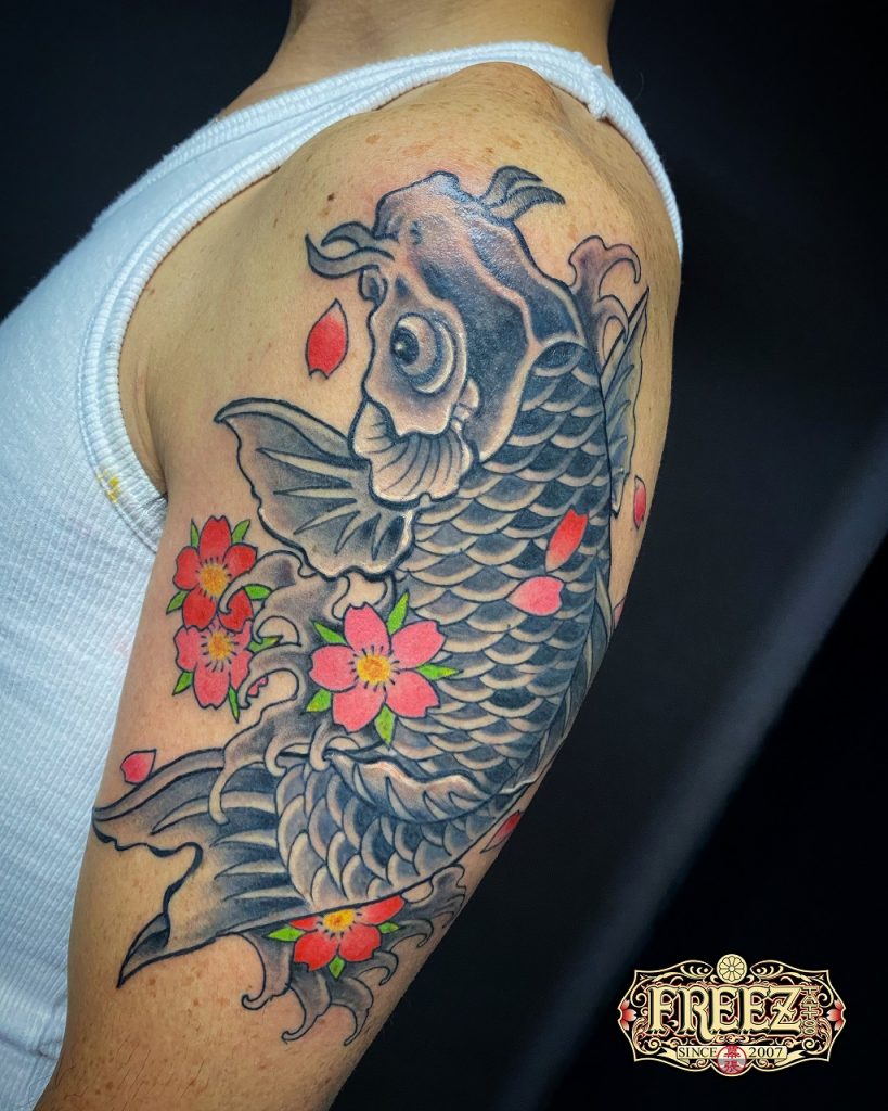 二の腕に昇り鯉に桜散らしの刺青irezumi途中経過 千葉幕張タトゥーtattoo 千葉女性彫師sao 千葉タトゥーは千葉市花見川区幕張本郷のfree Z Tattoo フリーズタトゥー