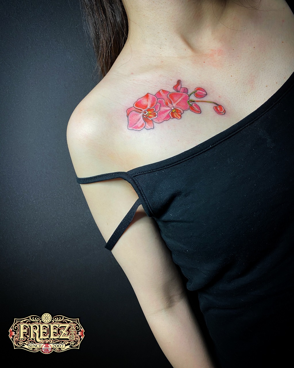 鎖骨に胡蝶蘭のガールズタトゥーtattoo 千葉幕張刺青irezumi 千葉女性彫師sao 千葉タトゥーは千葉市花見川区幕張本郷のfree Z Tattoo フリーズタトゥー