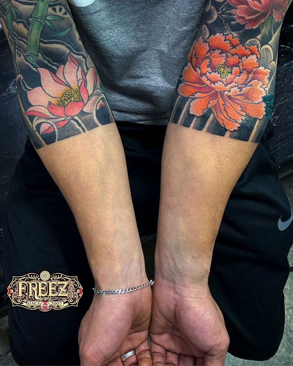 蓮の花 牡丹の花を腕七分まで延長の刺青irezumi 千葉幕張tattooタトゥー 千葉彫亜星 千葉タトゥーは千葉市花見川区幕張本郷のfree Z Tattoo フリーズタトゥー
